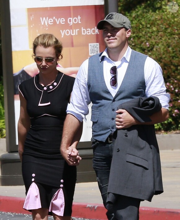 Britney Spears et son petit-ami David Lucado se rendent au centre commercial de Thousand Oaks, le 22 mars 2013.