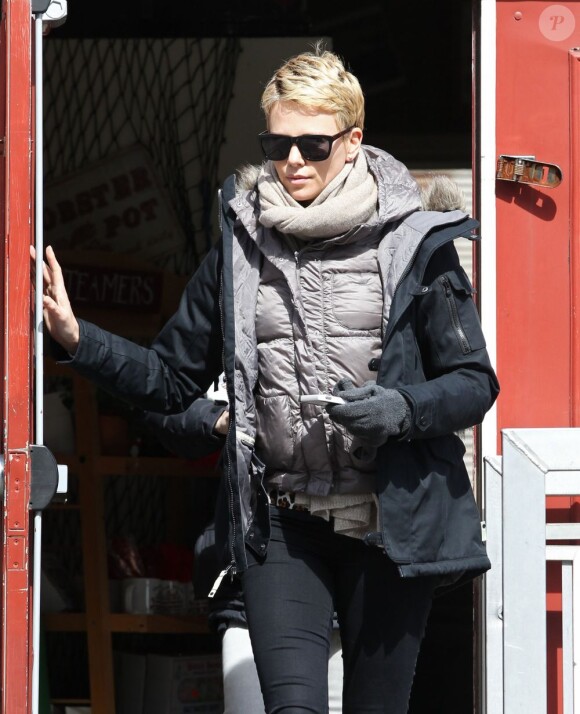 Charlize Theron quitte un restaurant pour se rendre sur le tournage de "Hatfields & McCoys" à Boston, le 25 mars 2013