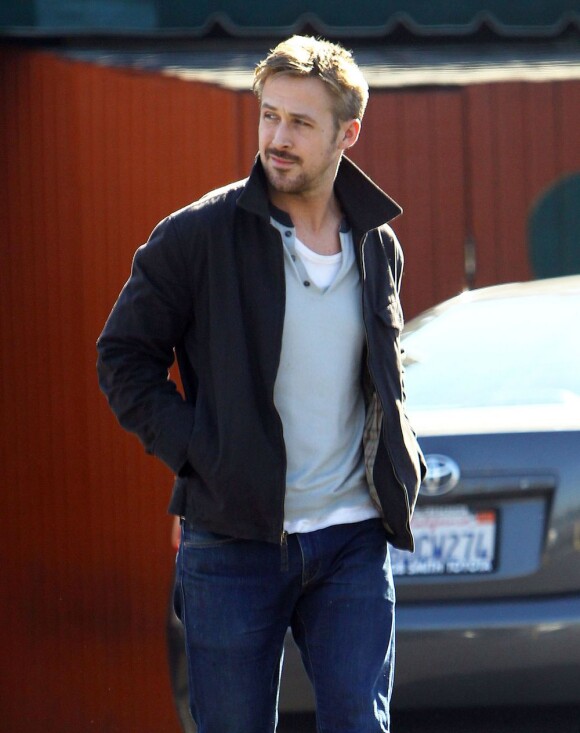 Exclusif - Ryan Gosling dans les rues de Studio City, le 13 février 2013