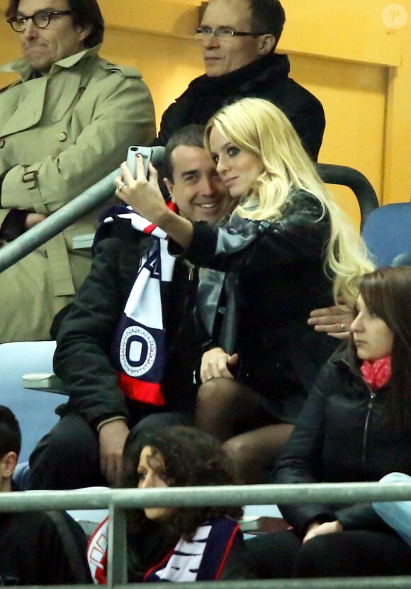 Arnaud Lagardère avec sa compagne Jade Foret et sa soeur au Stade de France pour le match France-Espagne (0-1) le 26 mars 2013.