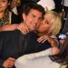 Tom Cruise embrassé par une fan lors de la première d'Oblivion à Buenos Aires, le 26 mars 2013.