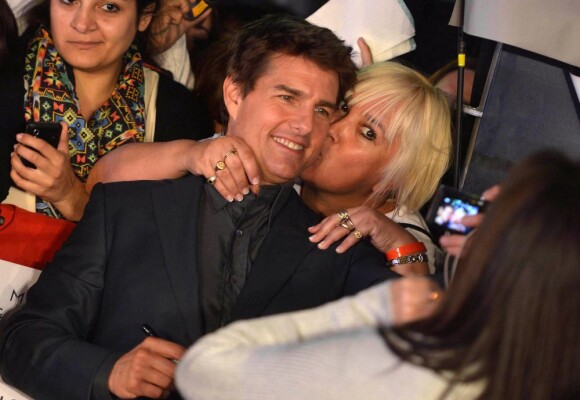 Tom Cruise embrassé par une fan lors de la première d'Oblivion à Buenos Aires, le 26 mars 2013.