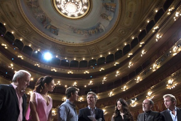 Tom Cruise et Olga Kurylenko dans le majestueux Théâtre Colon à Buenos Aires, le 26 mars 2013.