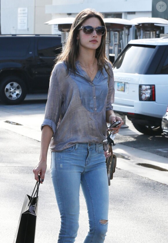 Alessandra Ambrosio fait du shopping chez Zadig & Voltaire, à West Hollywood, le 26 mars 2013.