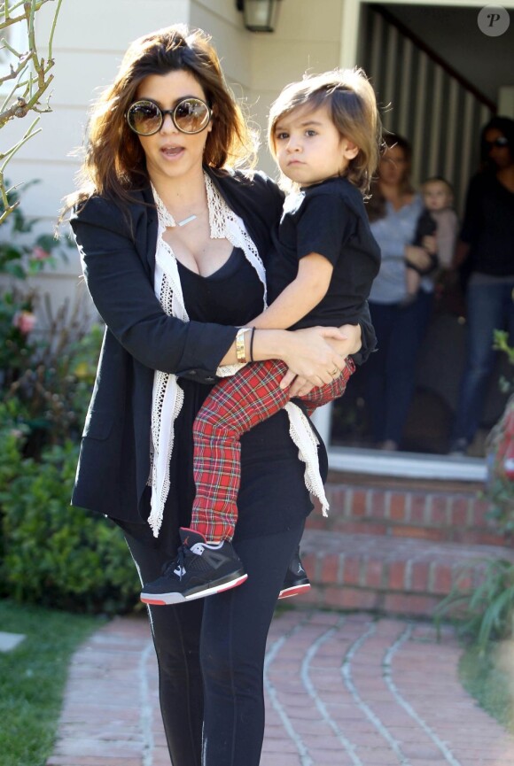 Kourtney Kardashian sort de chez une amie avec ses enfants Mason et Penelope, à Los Angeles, le 17 janvier 2013.