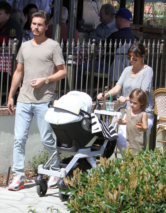 Kourtney Kardashian, Scott Disick avec leurs enfants Mason et Penelope à Calabasas le 16 mars 2013.