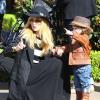 Rachel Zoe et son fils Skyler, ultra looké avec son blouson de cuir et son chapeau, quittent le centre commercial The Grove à Los Angeles. Le 9 mars 2013.