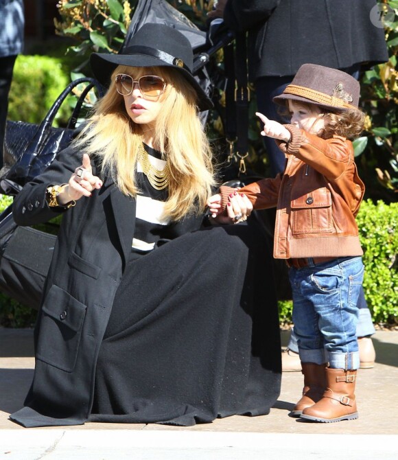 Rachel Zoe et son fils Skyler, ultra looké avec son blouson de cuir et son chapeau, quittent le centre commercial The Grove à Los Angeles. Le 9 mars 2013.