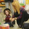 Rachel Zoe et Skyler au milieu des jouets dans un magasin à Los Angeles, le 27 mars 2013.