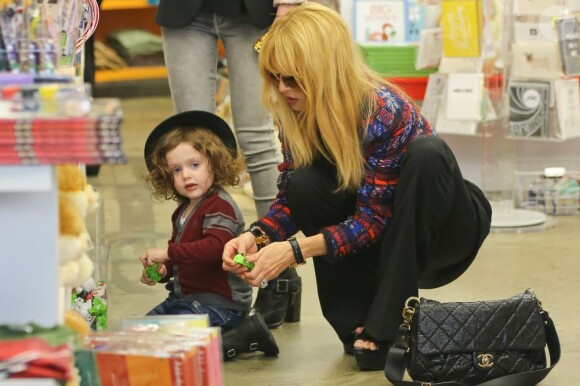 Rachel Zoe et Skyler au milieu des jouets dans un magasin à Los Angeles, le 27 mars 2013.