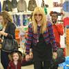 Rachel Zoe et le petit Skyler au milieu des jouets dans un magasin à Los Angeles, le 27 mars 2013.
