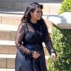 Kim Kardashian, enceinte, quitte sa maison à Beverly Hills. Le 28 mars 2013.