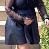 Kim Kardashian, enceinte,ose le chemisier transparent et la jupe en cuir. Beverly Hills, le 28 mars 2013.