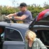 Naomi Watts charge la voiture pendant que Liev Schreiber prépare de quoi tenir les planches en bois achetées chez Home Depot à Los Angeles, le 30 mars 2013.