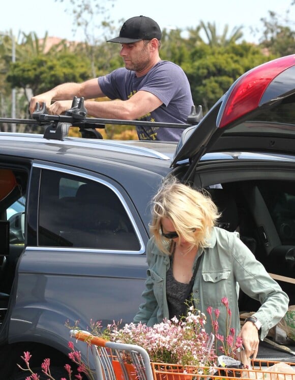 Naomi Watts charge la voiture pendant que Liev Schreiber prépare de quoi tenir les planches en bois achetées chez Home Depot à Los Angeles, le 30 mars 2013.