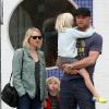 Naomi Watts et son mari Liev Schreiber, accompagnés de leurs enfants Alexander et Samuel, qui aprèsdes courses chez Home Depot sont allés déjeunes chez Swingers à Los Angeles, le 30 mars 2013.