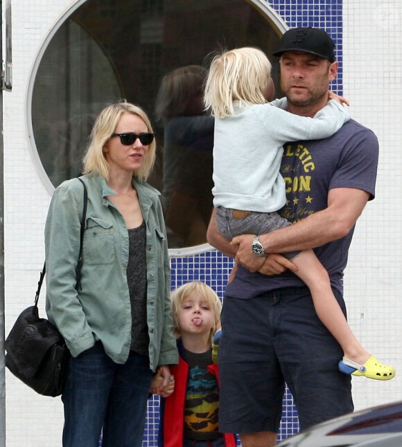 Naomi Watts et son mari Liev Schreiber, accompagnés de leurs enfants Alexander et Samuel, qui aprèsdes courses chez Home Depot sont allés déjeunes chez Swingers à Los Angeles, le 30 mars 2013.