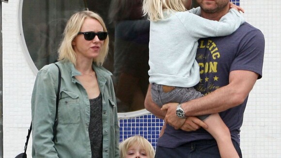 Naomi Watts : Cougar sulfureuse à l'écran, maman bricoleuse avec ses enfants