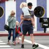 Naomi Watts et son mari Liev Schreiber vont déjeuner avec leurs deux enfants chez Swingers à Los Angeles, le 30 mars 2013.