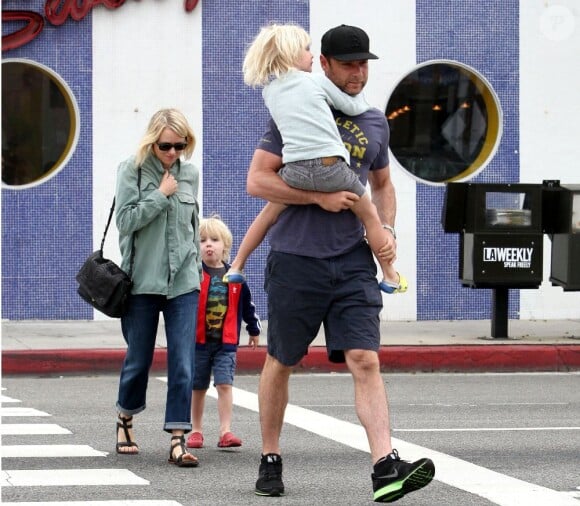 Naomi Watts et son mari Liev Schreiber vont déjeuner avec leurs deux enfants chez Swingers à Los Angeles, le 30 mars 2013.