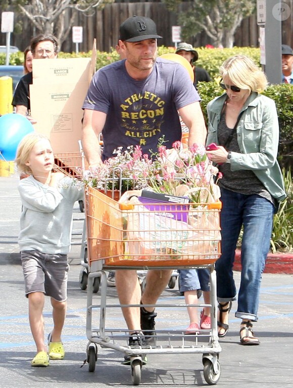 Naomi Watts et son mari Liev Schreiber, accompagnés de leurs enfants Alexander et Samuel, à la sortie de Home Depot, Los Angeles, le 30 mars 2013.