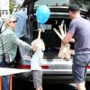 Naomi Watts et Liev Schreiber chargent la voiture après quelques courses chez Home Depot à Los Angeles, le 30 mars 2013.