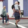 Naomi Watts, Liev Schreiber et leurs deux enfants à Los Angeles, le 30 mars 2013.
