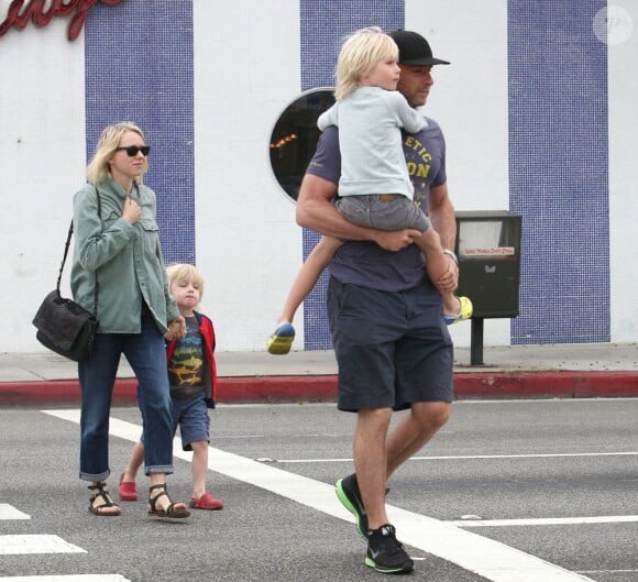 Naomi Watts, Liev Schreiber et leurs deux enfants à Los Angeles, le 30 mars 2013.