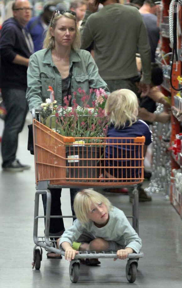 Naomi Watts avec ses deux enfants Alexander et Samuel chez Home Depot, Los Angeles, le 30 mars 2013.