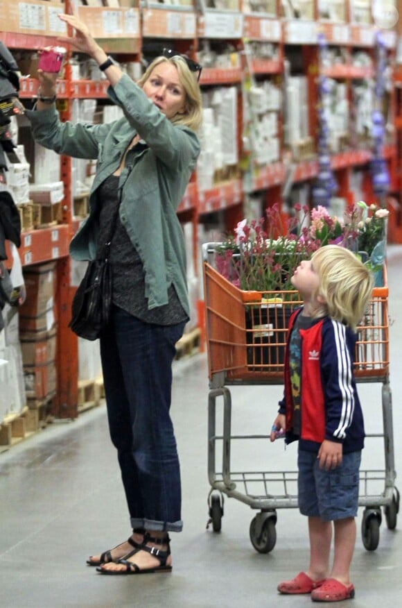Naomi Watts et l'attentionné Samuel pendant quelques courses de Pâques en famille chez Home Depot, à Los Angeles, le 30 mars 2013.