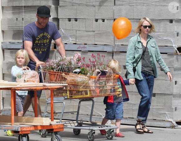 Naomi Watts et son mari Liev Schreiber avec leurs enfants Alexander et Samuel à Los Angeles, le 30 mars 2013.