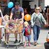 Naomi Watts et son mari Liev Schreiber avec leurs enfants à Los Angeles, le 30 mars 2013.