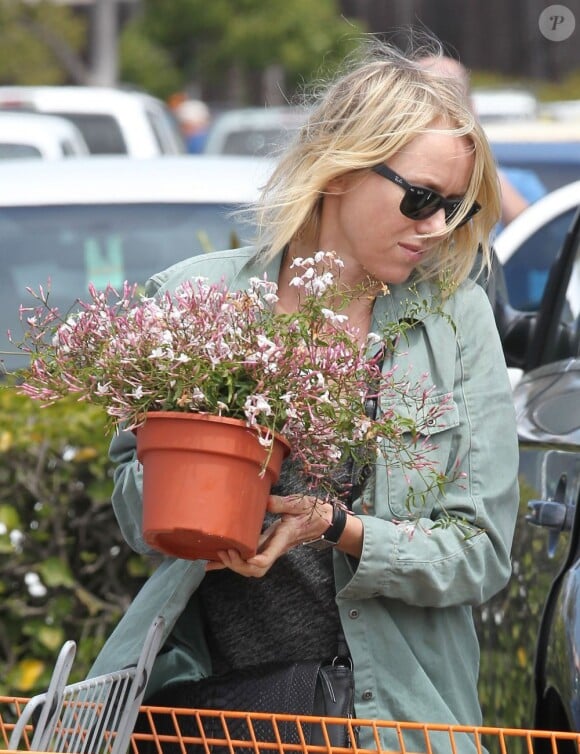 Naomi Watts et un pot de fleur à Los Angeles, le 30 mars 2013.