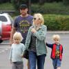 Naomi Watts et son mari Liev Schreiber avec leurs enfants chez Home Depot à Los Angeles, le 30 mars 2013.
