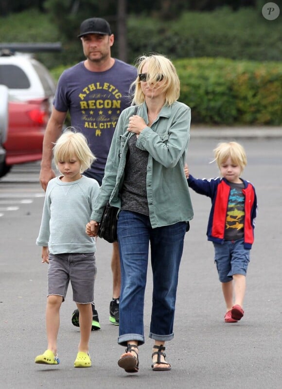 Naomi Watts et son mari Liev Schreiber avec leurs enfants chez Home Depot à Los Angeles, le 30 mars 2013.