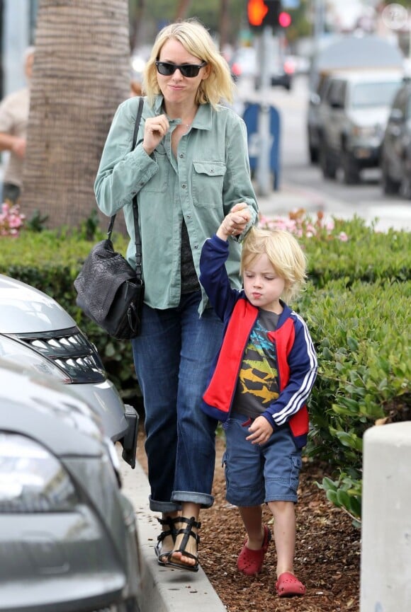 Naomi Watts avec l'adorable Samuel à Los Angeles, le 30 mars 2013.