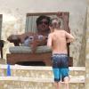 Patrick Dempsey, sa femme Jillian, et leurs enfants Tallula, Darby et Sullivan sont en vacances à Cabo San Lucas. Au programme : farniente, transat, piscine... Le 31 mars 201.