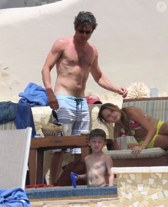 Patrick Dempsey, sa femme Jillian, et leurs enfants Tallula, Darby et Sullivan sont en vacances à Cabo San Lucas. Au programme : farniente, transat, piscine... Le 31 mars 201.