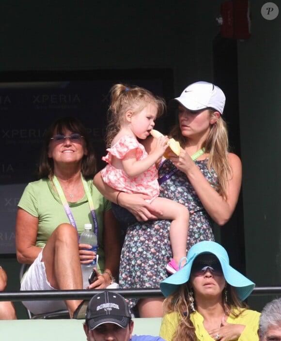 Sara Foster-Haas et sa fille Valentina regardent la demi-finale opposant Tommy Haas à David Ferrer lors du tournoi de Miami, le 29 mars 2013 à Key Biscane.
