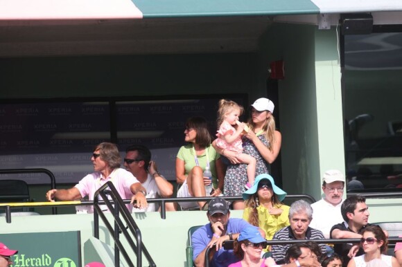 Valentina Haas et Sara Foster-Haas regardent la demi-finale opposant Tommy Haas à David Ferrer lors du tournoi de Miami, le 29 mars 2013 à Key Biscane.