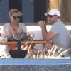 Reese Witherspoon et son mari Jim Toth déjeunent en amoureux lors de leurs vacances à Cabo San Lucas, le 23 mars 2013
