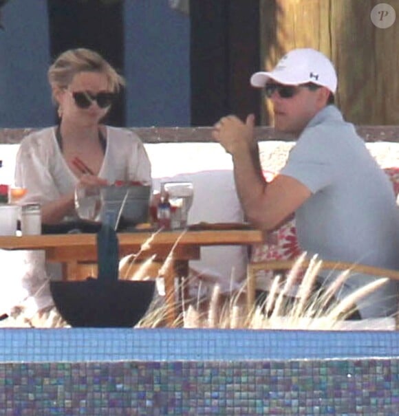 Reese Witherspoon et son mari Jim Toth déjeunent en amoureux lors de leurs vacances à Cabo San Lucas, le 23 mars 2013
