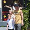 EXCLUSIVE. Ryan Phillippe et ses enfants (dont la mère est son ex Reese Witherspoon) à Los Angeles le 9 août 2012