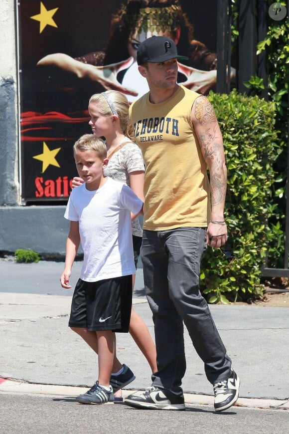 EXCLUSIVE. Ryan Phillippe et ses enfants (dont la mère est son ex Reese Witherspoon) à Los Angeles le 9 août 2012