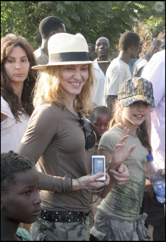 Madonna et sa fille aînée Lourdes dans le village de Gumulira au Malawi, le 16 avril 2007. 