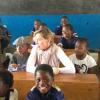 Madonna entourée de ses enfants David et Mercy en visite dans une école à Kasungu au Malawi, le 2 avril 2013.