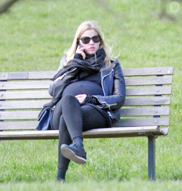 Le top hollandais Lara Stone, enceinte de son premier enfant, fait une balade dans un parc de Londres, dans le quartier cosy de Primrose Hill le 2 avril 2013.
