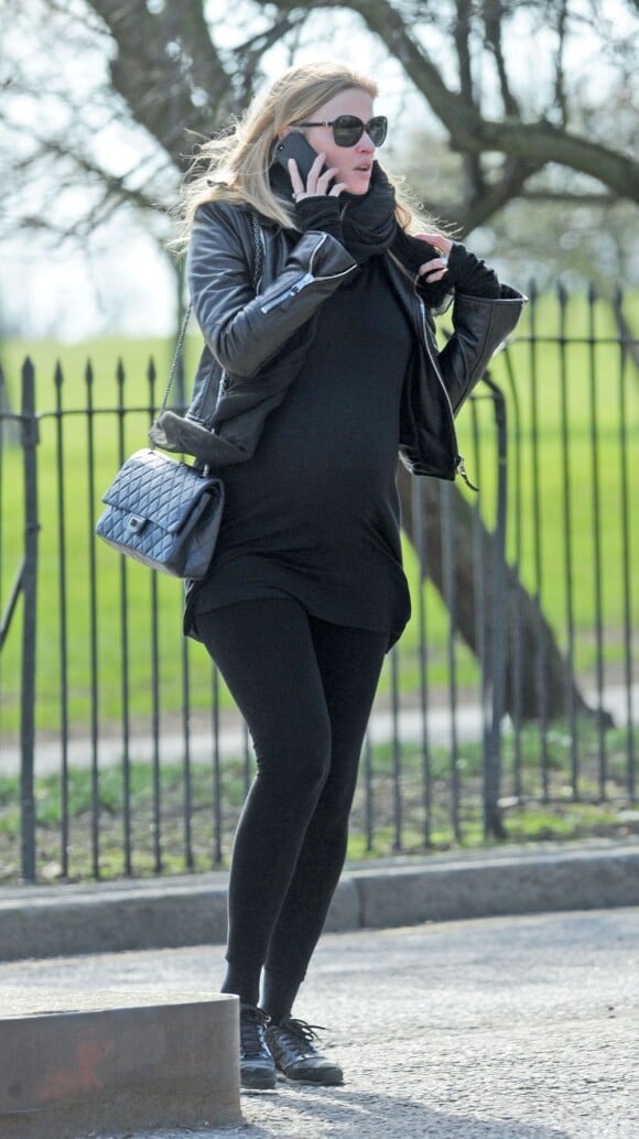 La superbe Lara Stone, enceinte de son premier enfant, fait une balade dans un parc de Londres, dans le quartier cosy de Primrose Hill le 2 avril 2013.