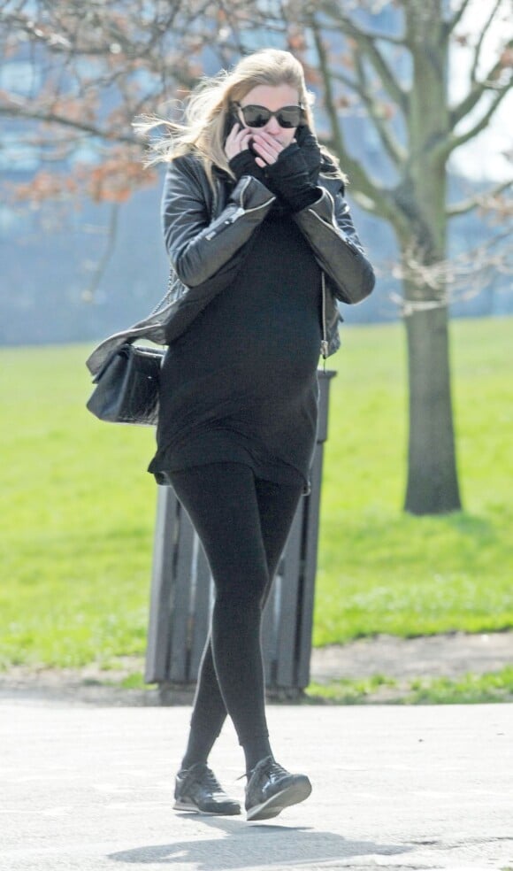 Le top hollandais Lara Stone, enceinte de son premier enfant, fait une balade ensoleillée dans un parc de Londres, dans le quartier cosy de Primrose Hill le 2 avril 2013.