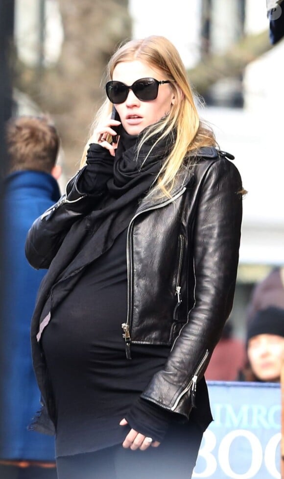 Le top hollandais Lara Stone, enceinte de son premier enfant, fait passer le temps dans un parc de Londres, dans le quartier cosy de Primrose Hill le 2 avril 2013.